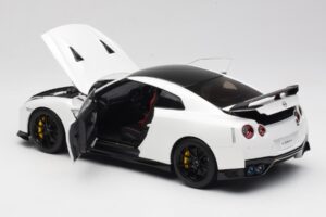 Nissan GT-R R35 Track Edition NISMO Pearl White MotorHelix 1:18 M83518 Metall - pilt 5/8