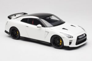 Nissan GT-R R35 Track Edition NISMO Pearl White MotorHelix 1:18 M83518 Metall - pilt 6/8