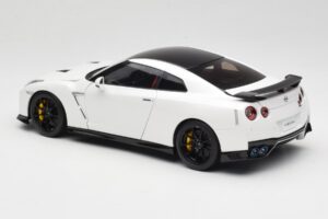 Nissan GT-R R35 Track Edition NISMO Pearl White MotorHelix 1:18 M83518 Metall - pilt 7/8