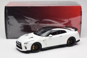 Nissan GT-R R35 Track Edition NISMO Pearl White MotorHelix 1:18 M83518 Metall - pilt 8/8