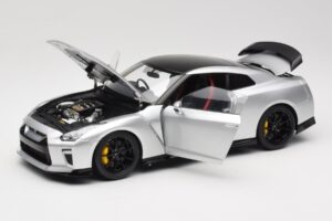 Nissan GT-R R35 Track Edition NISMO T-Spec Ultimate Metal Silver MotorHelix 1:18 M83517 Metall - pilt 2/8