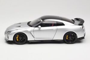Nissan GT-R R35 Track Edition NISMO T-Spec Ultimate Metal Silver MotorHelix 1:18 M83517 Metall - pilt 4/8