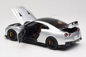 Nissan GT-R R35 Track Edition NISMO T-Spec Ultimate Metal Silver MotorHelix 1:18 M83517 Metall - pilt 5/8