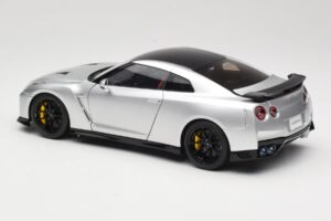 Nissan GT-R R35 Track Edition NISMO T-Spec Ultimate Metal Silver MotorHelix 1:18 M83517 Metall - pilt 7/8