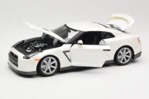 Nissan GT-R R35 Valge Bburago 1:18 18-12079 Metall - pilt 2/8