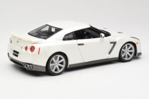 Nissan GT-R R35 Valge Bburago 1:18 18-12079 Metall - pilt 3/8