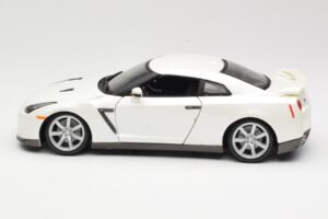 Nissan GT-R R35 Valge Bburago 1:18 18-12079 Metall - pilt 4/8
