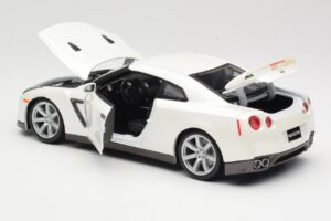 Nissan GT-R R35 Valge Bburago 1:18 18-12079 Metall - pilt 5/8