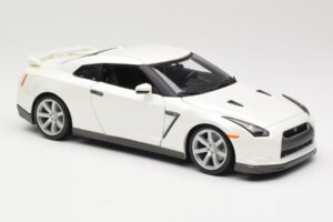 Nissan GT-R R35 Valge Bburago 1:18 18-12079 Metall - pilt 6/8