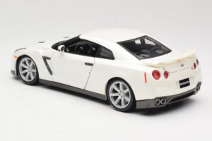Nissan GT-R R35 Valge Bburago 1:18 18-12079 Metall - pilt 7/8
