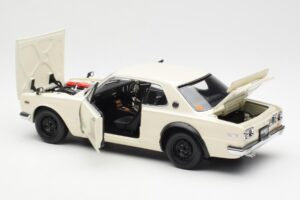 Nissan Skyline 2000 GT-R KPGC110 Valge Kyosho 1:18 08127W Metall - pilt 5/8