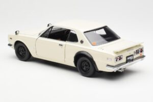 Nissan Skyline 2000 GT-R KPGC110 Valge Kyosho 1:18 08127W Metall - pilt 7/8