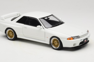 Nissan Skyline GT-R R32 V-Spec II Tuned Crystal White AUTOart 1:18 77416 Metall - pilt 6/8