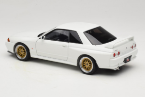 Nissan Skyline GT-R R32 V-Spec II Tuned Crystal White AUTOart 1:18 77416 Metall - pilt 7/8