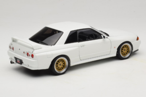 Nissan Skyline GT-R R32 V-Spec II Tuned Crystal White AUTOart 1:18 77416 Metall - pilt 3/8