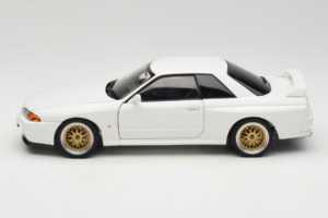 Nissan Skyline GT-R R32 V-Spec II Tuned Crystal White AUTOart 1:18 77416 Metall - pilt 4/8