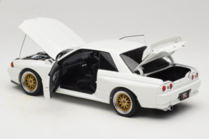 Nissan Skyline GT-R R32 V-Spec II Tuned Crystal White AUTOart 1:18 77416 Metall - pilt 5/8