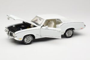 Oldsmobile Cutlass SX Valge ERTL 1:18 33775 Metall - pilt 2/8