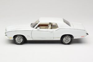 Oldsmobile Cutlass SX Valge ERTL 1:18 33775 Metall - pilt 4/8