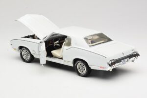 Oldsmobile Cutlass SX Valge ERTL 1:18 33775 Metall - pilt 5/8