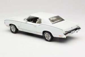 Oldsmobile Cutlass SX Valge ERTL 1:18 33775 Metall - pilt 7/8
