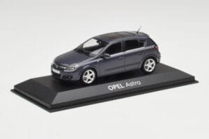 Opel Astra H Tumesinine Minichamps 1:43 B24910027-A1 Metall - pilt 2/4