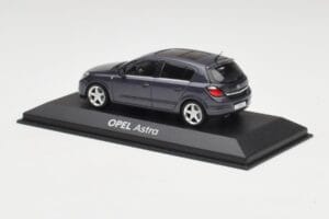 Opel Astra H Tumesinine Minichamps 1:43 B24910027-A1 Metall - pilt 3/4