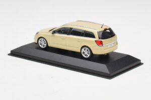Opel Astra H Universaal Kollane Minichamps 1:43 1799098 Metall - pilt 3/4