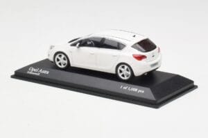 Opel Astra J Valge Minichamps 1:43 400049001 Metall - pilt 3/4