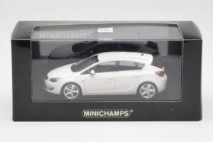 Opel Astra J Valge Minichamps 1:43 400049001 Metall - pilt 4/4