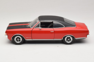 Opel Commodore GS/E Punane Revell 1:18 8826 Metall - pilt 4/8