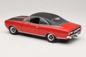 Opel Commodore GS/E Punane Revell 1:18 8826 Metall - pilt 7/8
