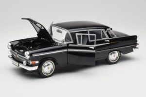 Opel Kapitan P2 Must Revell 1:18 08821 Metall - pilt 2/8