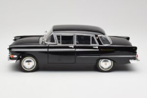 Opel Kapitan P2 Must Revell 1:18 08821 Metall - pilt 4/8