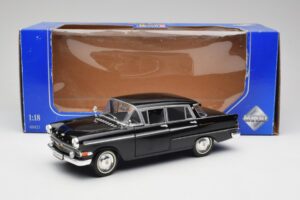 Opel Kapitan P2 Must Revell 1:18 08821 Metall - pilt 8/8