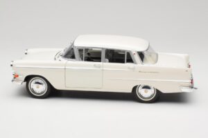 Opel Kapitan P2 Valge Revell 1:18 08821-M1 Metall - pilt 4/8