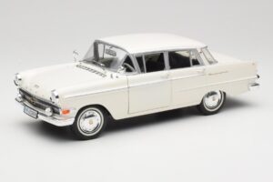 Opel Kapitan P2 Valge Revell 1:18 08821-M1 Metall