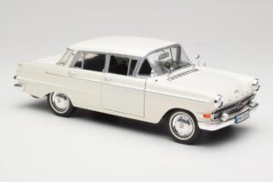 Opel Kapitan P2 Valge Revell 1:18 08821-M1 Metall - pilt 6/8