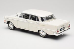 Opel Kapitan P2 Valge Revell 1:18 08821-M1 Metall - pilt 7/8