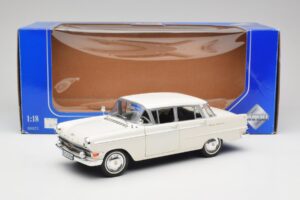 Opel Kapitan P2 Valge Revell 1:18 08821-M1 Metall - pilt 8/8