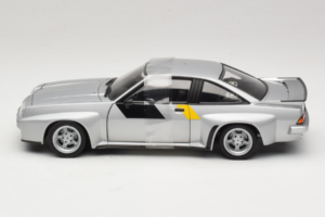 Opel Manta 400 Homologation Hõbedane Revell 1:18 8491 Metall - pilt 3/6
