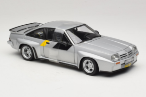 Opel Manta 400 Homologation Hõbedane Revell 1:18 8491 Metall - pilt 4/6