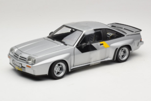 Opel Manta 400 Homologation Hõbedane Revell 1:18 8491 Metall