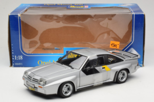 Opel Manta 400 Homologation Hõbedane Revell 1:18 8491 Metall - pilt 6/6