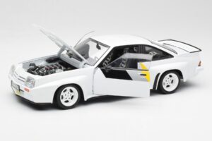 Opel Manta 400 Homologation Valge Revell 1:18 8819 Metall - pilt 2/8