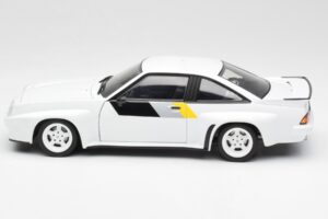 Opel Manta 400 Homologation Valge Revell 1:18 8819 Metall - pilt 4/8