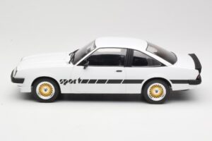 Opel Manta B Sport Valge MCG 1:18 MCG18237 Metall - pilt 3/6
