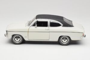 Opel Olympia A Coupe Valge Must Revell 1:18 8446 Metall - pilt 4/8