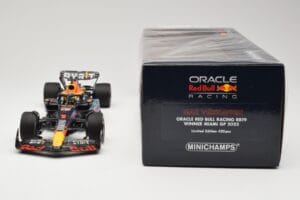 Oracle Red Bull Racing RB19 #1 M. Verstappen Winner Miami GP 2023 Minichamps 1:18 110230501 Metall - pilt 6/6