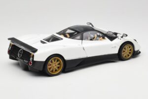 Pagani Zonda F Valge Mondo Motors 1:18 157655 Metall - pilt 3/8